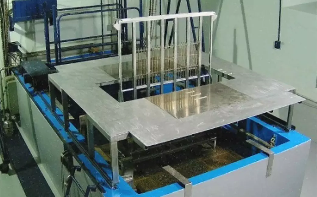 Cella di irraggiamento con la rastrelliera contenente le barre 60Co e piattaforma per il posizionamento dei campioni (immagine acquisita con una telecamera da remoto)